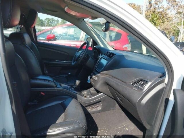 Белый Додж Джорни, объемом двигателя 0 л и пробегом 220 тыс. км за 8200 $, фото 2 на Automoto.ua