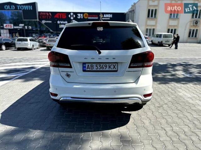 Белый Додж Джорни, объемом двигателя 2.36 л и пробегом 165 тыс. км за 12800 $, фото 4 на Automoto.ua