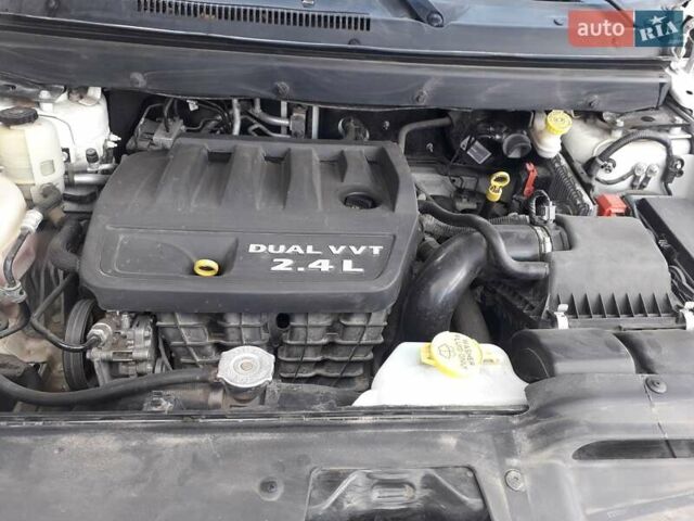 Белый Додж Джорни, объемом двигателя 2.4 л и пробегом 181 тыс. км за 11500 $, фото 5 на Automoto.ua