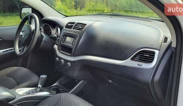 Белый Додж Джорни, объемом двигателя 2.36 л и пробегом 170 тыс. км за 9000 $, фото 5 на Automoto.ua