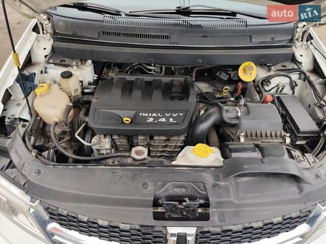 Белый Додж Джорни, объемом двигателя 2.36 л и пробегом 229 тыс. км за 10450 $, фото 13 на Automoto.ua