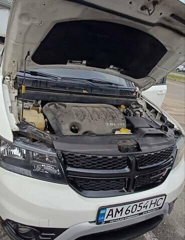 Белый Додж Джорни, объемом двигателя 3.6 л и пробегом 180 тыс. км за 12200 $, фото 6 на Automoto.ua