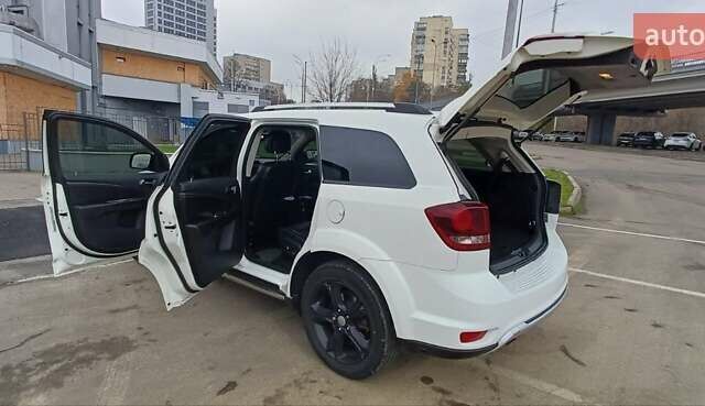 Белый Додж Джорни, объемом двигателя 3.6 л и пробегом 180 тыс. км за 12200 $, фото 2 на Automoto.ua