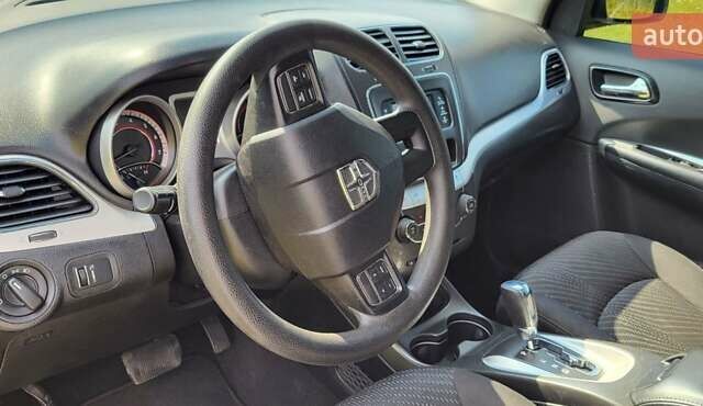 Белый Додж Джорни, объемом двигателя 2.36 л и пробегом 170 тыс. км за 9000 $, фото 3 на Automoto.ua