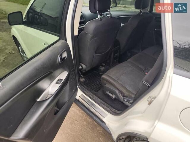 Белый Додж Джорни, объемом двигателя 2.36 л и пробегом 229 тыс. км за 10450 $, фото 3 на Automoto.ua