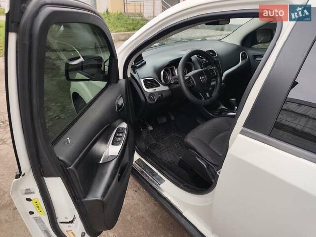 Белый Додж Джорни, объемом двигателя 2.36 л и пробегом 229 тыс. км за 10450 $, фото 2 на Automoto.ua