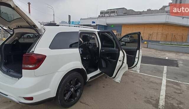 Белый Додж Джорни, объемом двигателя 3.6 л и пробегом 180 тыс. км за 12200 $, фото 1 на Automoto.ua