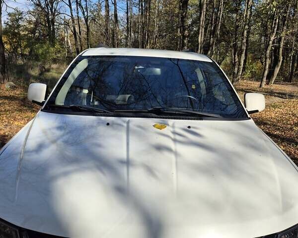 Белый Додж Джорни, объемом двигателя 2.36 л и пробегом 220 тыс. км за 13100 $, фото 3 на Automoto.ua