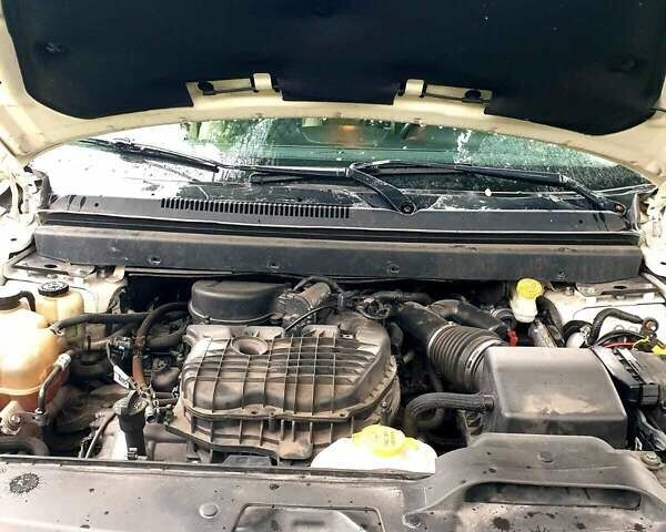 Белый Додж Джорни, объемом двигателя 3.6 л и пробегом 200 тыс. км за 14000 $, фото 17 на Automoto.ua