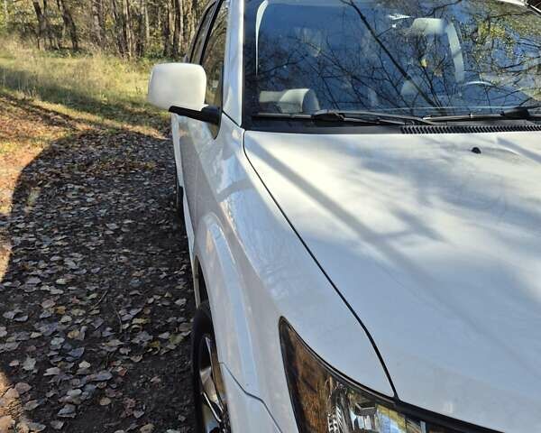 Белый Додж Джорни, объемом двигателя 2.36 л и пробегом 220 тыс. км за 13100 $, фото 4 на Automoto.ua