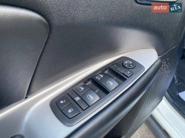 Белый Додж Джорни, объемом двигателя 2.36 л и пробегом 151 тыс. км за 12000 $, фото 10 на Automoto.ua