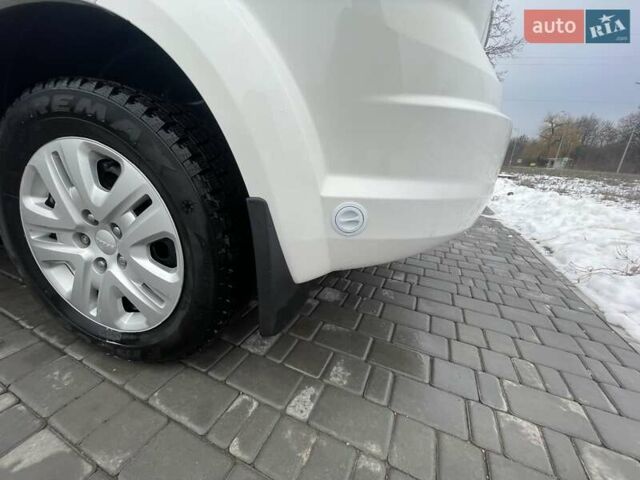 Белый Додж Джорни, объемом двигателя 2.36 л и пробегом 142 тыс. км за 12999 $, фото 3 на Automoto.ua