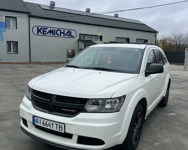 Белый Додж Джорни, объемом двигателя 2.36 л и пробегом 150 тыс. км за 13200 $, фото 1 на Automoto.ua