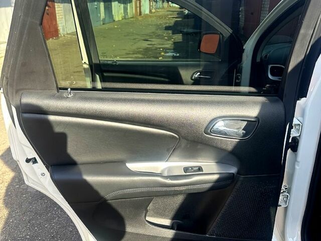 Белый Додж Джорни, объемом двигателя 2.4 л и пробегом 150 тыс. км за 13000 $, фото 10 на Automoto.ua