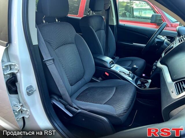 Белый Додж Джорни, объемом двигателя 2.4 л и пробегом 152 тыс. км за 12000 $, фото 4 на Automoto.ua