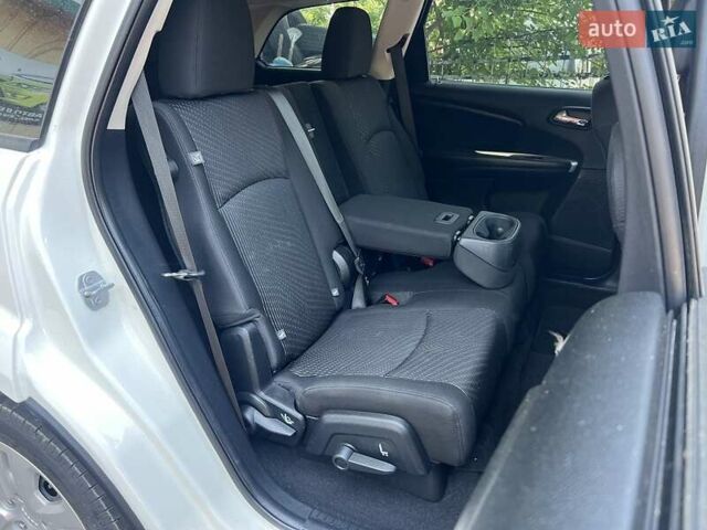 Белый Додж Джорни, объемом двигателя 2.36 л и пробегом 152 тыс. км за 12499 $, фото 4 на Automoto.ua