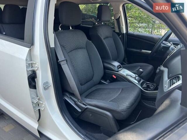 Белый Додж Джорни, объемом двигателя 2.36 л и пробегом 152 тыс. км за 12499 $, фото 6 на Automoto.ua