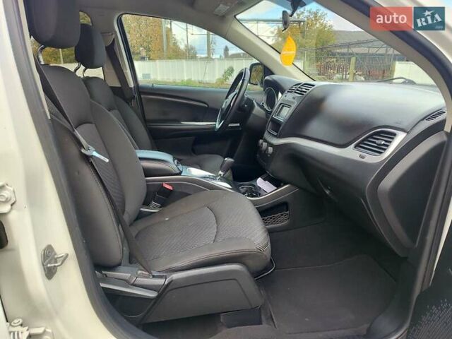 Белый Додж Джорни, объемом двигателя 2.36 л и пробегом 168 тыс. км за 11700 $, фото 2 на Automoto.ua