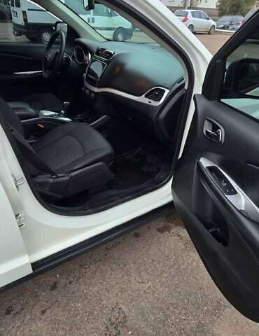 Белый Додж Джорни, объемом двигателя 2.4 л и пробегом 198 тыс. км за 12400 $, фото 6 на Automoto.ua