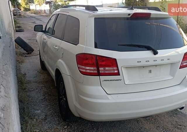 Белый Додж Джорни, объемом двигателя 2.36 л и пробегом 218 тыс. км за 7600 $, фото 2 на Automoto.ua