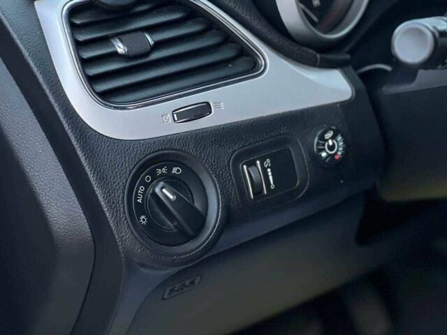 Белый Додж Джорни, объемом двигателя 2.4 л и пробегом 230 тыс. км за 13400 $, фото 12 на Automoto.ua