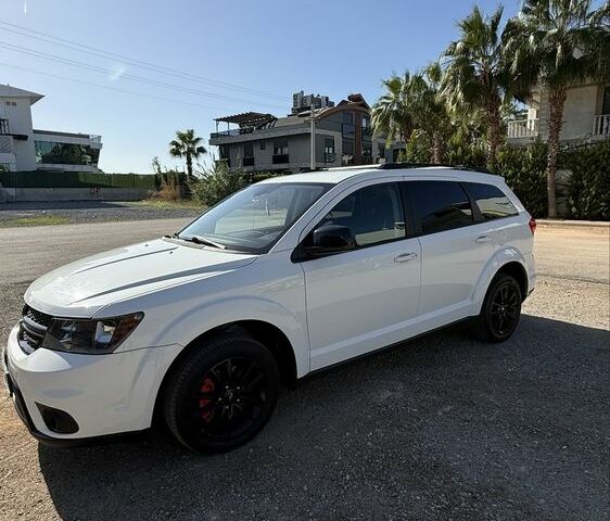 Белый Додж Джорни, объемом двигателя 2.4 л и пробегом 80 тыс. км за 14000 $, фото 5 на Automoto.ua