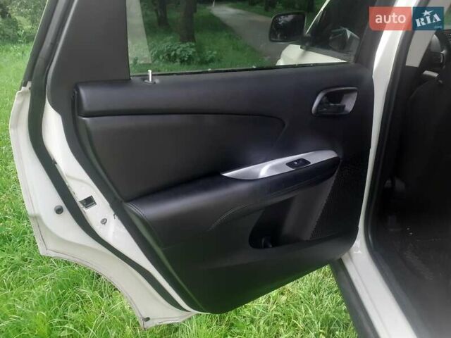 Белый Додж Джорни, объемом двигателя 2.36 л и пробегом 124 тыс. км за 11800 $, фото 12 на Automoto.ua