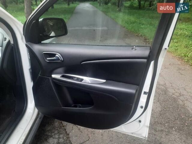 Белый Додж Джорни, объемом двигателя 2.36 л и пробегом 124 тыс. км за 11800 $, фото 11 на Automoto.ua