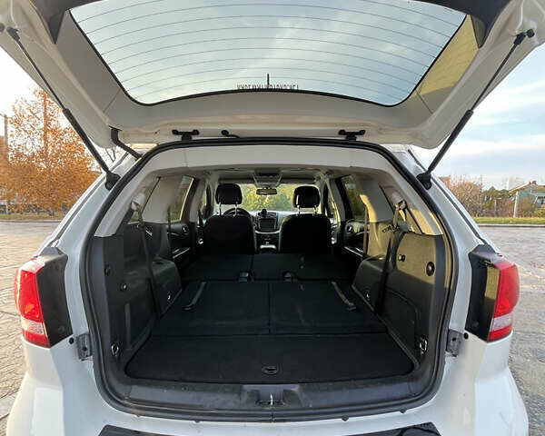 Белый Додж Джорни, объемом двигателя 2.36 л и пробегом 176 тыс. км за 13200 $, фото 5 на Automoto.ua