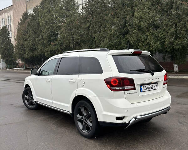 Белый Додж Джорни, объемом двигателя 2.36 л и пробегом 225 тыс. км за 10850 $, фото 5 на Automoto.ua