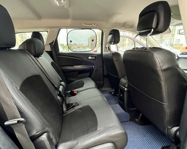 Черный Додж Джорни, объемом двигателя 2.36 л и пробегом 182 тыс. км за 11200 $, фото 5 на Automoto.ua