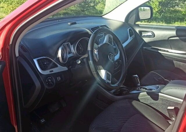 Красный Додж Джорни, объемом двигателя 2.36 л и пробегом 333 тыс. км за 9500 $, фото 2 на Automoto.ua