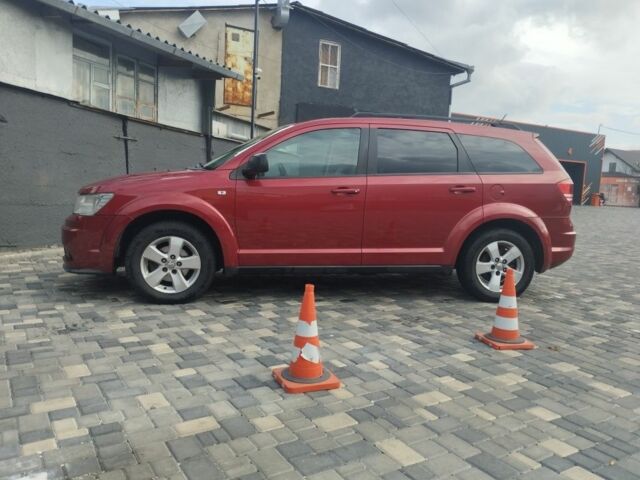 Красный Додж Джорни, объемом двигателя 2 л и пробегом 271 тыс. км за 5000 $, фото 2 на Automoto.ua