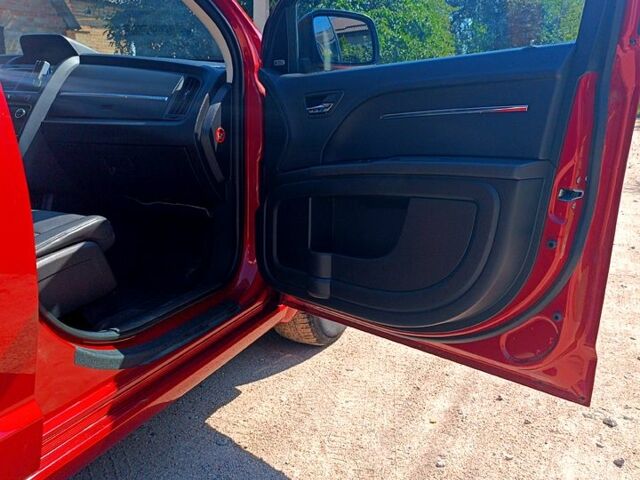 Красный Додж Джорни, объемом двигателя 2 л и пробегом 161 тыс. км за 10000 $, фото 5 на Automoto.ua