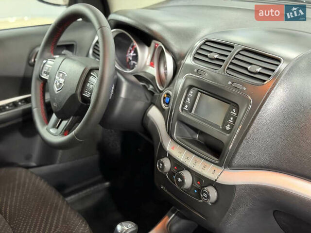 Красный Додж Джорни, объемом двигателя 2.4 л и пробегом 270 тыс. км за 7750 $, фото 15 на Automoto.ua