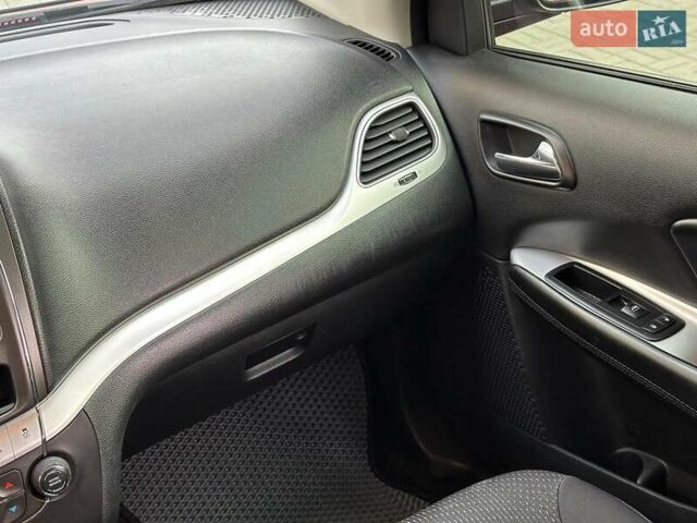 Красный Додж Джорни, объемом двигателя 2.4 л и пробегом 205 тыс. км за 10490 $, фото 18 на Automoto.ua