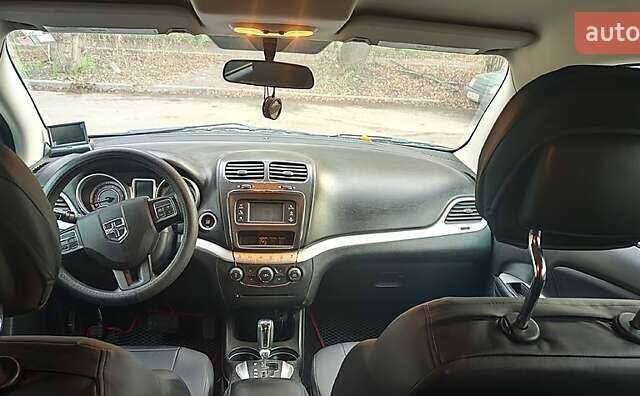 Красный Додж Джорни, объемом двигателя 2.4 л и пробегом 77 тыс. км за 13500 $, фото 6 на Automoto.ua