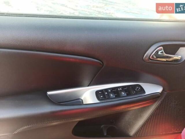 Красный Додж Джорни, объемом двигателя 2.36 л и пробегом 333 тыс. км за 10000 $, фото 6 на Automoto.ua