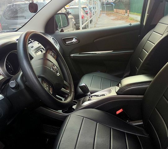 Красный Додж Джорни, объемом двигателя 2.4 л и пробегом 77 тыс. км за 13500 $, фото 6 на Automoto.ua