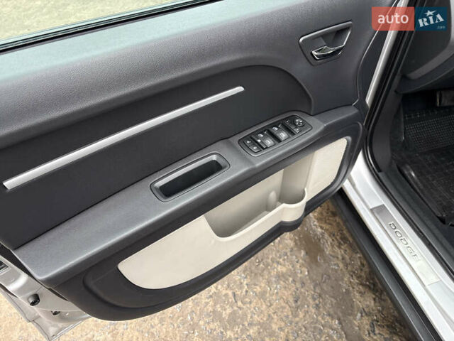 Серый Додж Джорни, объемом двигателя 2 л и пробегом 219 тыс. км за 8500 $, фото 33 на Automoto.ua