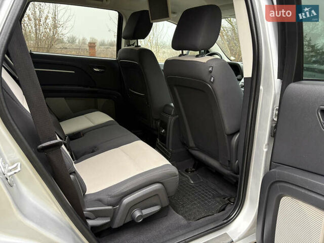 Серый Додж Джорни, объемом двигателя 2 л и пробегом 219 тыс. км за 8500 $, фото 52 на Automoto.ua