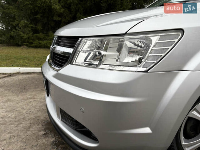 Серый Додж Джорни, объемом двигателя 2 л и пробегом 219 тыс. км за 8500 $, фото 5 на Automoto.ua