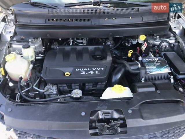 Серый Додж Джорни, объемом двигателя 2.36 л и пробегом 240 тыс. км за 10500 $, фото 4 на Automoto.ua