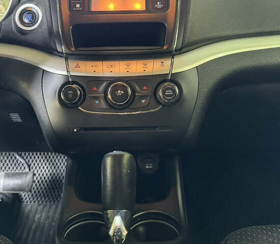 Серый Додж Джорни, объемом двигателя 2.36 л и пробегом 260 тыс. км за 8400 $, фото 5 на Automoto.ua