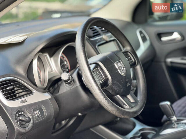 Сірий Додж Джорні, об'ємом двигуна 2.36 л та пробігом 142 тис. км за 10000 $, фото 6 на Automoto.ua