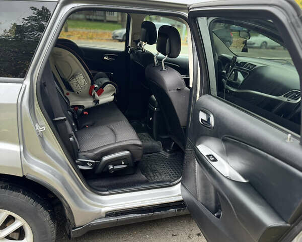 Сірий Додж Джорні, об'ємом двигуна 2.36 л та пробігом 198 тис. км за 9000 $, фото 6 на Automoto.ua