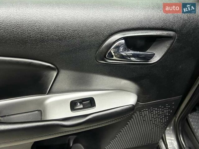 Сірий Додж Джорні, об'ємом двигуна 2.36 л та пробігом 248 тис. км за 10500 $, фото 19 на Automoto.ua