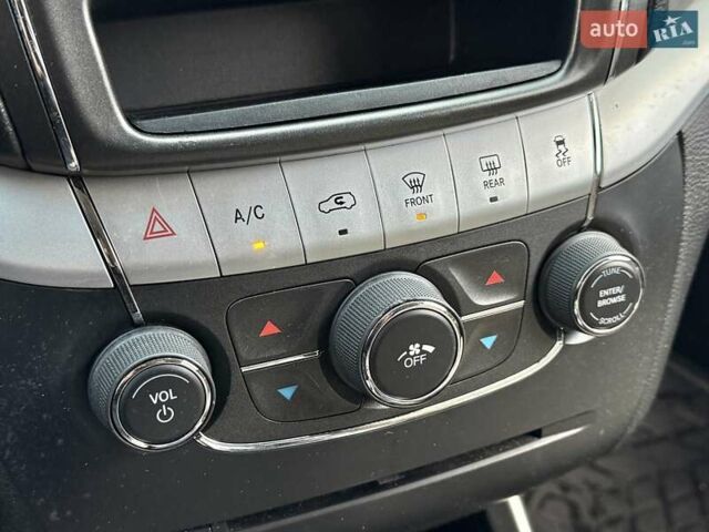 Серый Додж Джорни, объемом двигателя 2.36 л и пробегом 215 тыс. км за 8900 $, фото 18 на Automoto.ua