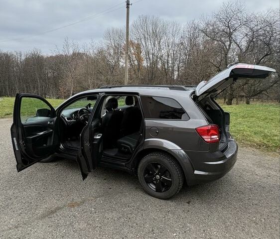 Серый Додж Джорни, объемом двигателя 2.4 л и пробегом 240 тыс. км за 11200 $, фото 5 на Automoto.ua