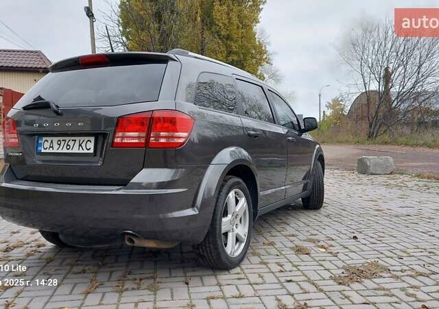 Серый Додж Джорни, объемом двигателя 2.36 л и пробегом 221 тыс. км за 11700 $, фото 2 на Automoto.ua